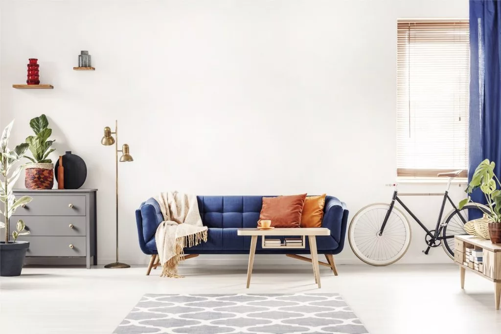 Gemütliches Wohnzimmer mit blauem Sofa