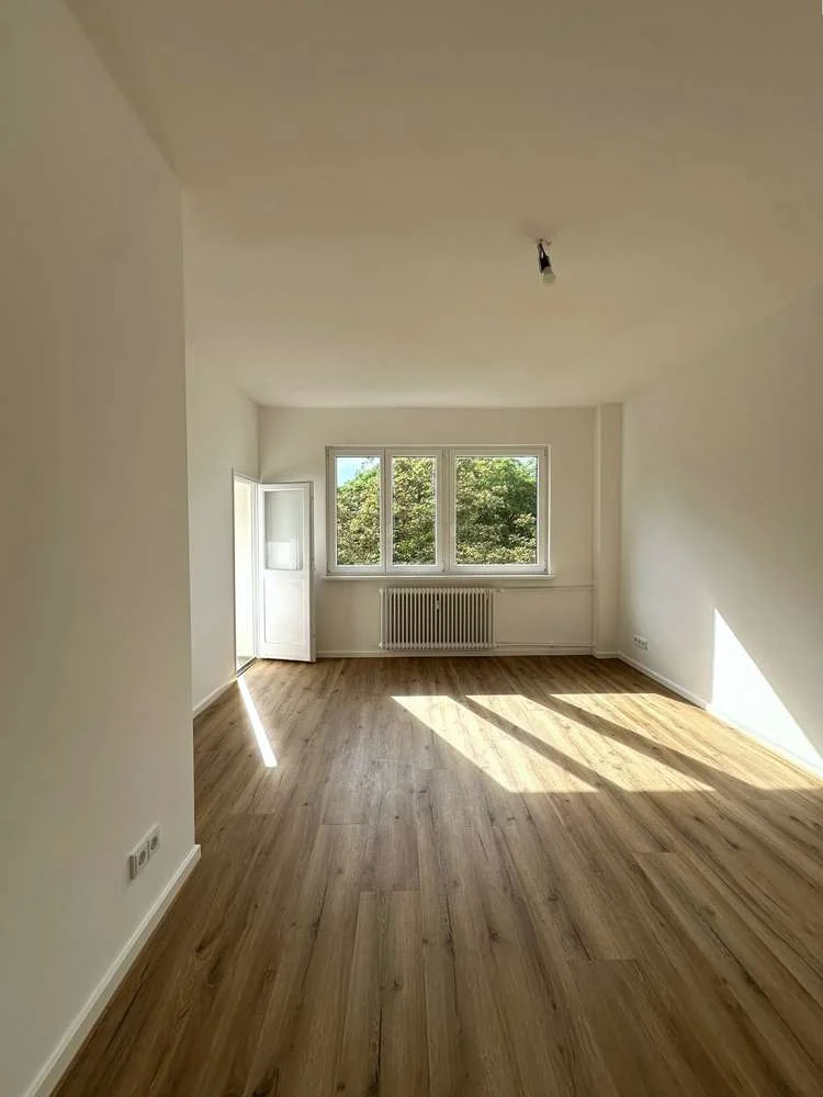 Frisch sanierte 3-Zimmerwohnung mit Balkon zum Innenhof  * Zentrale Lage in Moabit