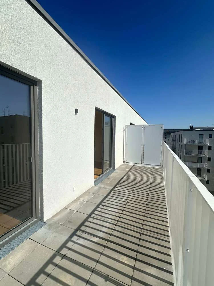 Helle Dachgeschosswohnung * 2 Zimmer * Süd-Terrasse  *Einbauküche* Ruhige Lage im Innenhof in Moabit