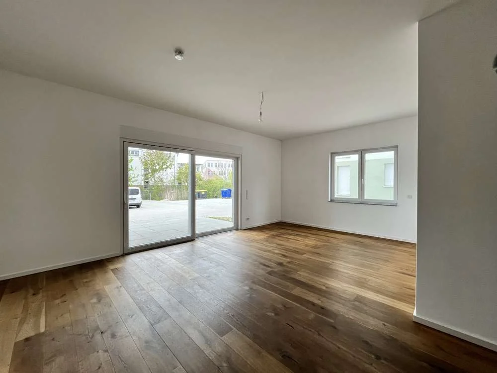 *MODERNE* 2 Zi.-Terrassenwohnung mit EBK und PKW-Stellplatz*