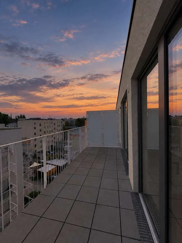 Dachgeschoss, helle 2-Zimmerwohnung * Balkon zum Innenhof * Einbauküche * Zweitbezug * in Moabit