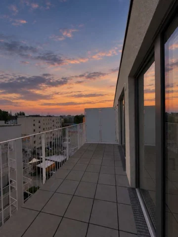 Dachgeschoss, helle 2-Zimmerwohnung * Balkon zum Innenhof * Einbauküche * Zweitbezug * in Moabit