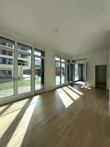 Großzügige, helle 2 Zimmerwohnung * Erdgeschoss * Einbauküche * Loggia * Blick zur Spree