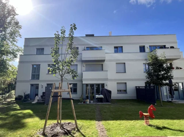 *GEMÜLICHE* 2-Zi. Wohnung mit EBK & Balkon& Dachterrasse & Carport*