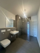 Badezimmer mit Dusche - Helle 2-Zimmerwohnung mit Sonnenbalkon zum Innenhof * Einbauküche * Ruhige Lage in Moabit
