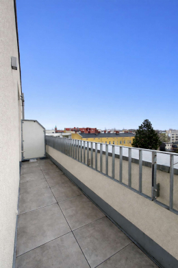 Kleine 3-Zimmerwohnung im Dachgeschoss mit Balkon * Einbauküche * Ruhige Lage in Spandau, 13585 Berlin, Etagenwohnung