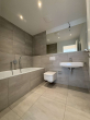 Badezimmer 1 mit Badewanne - Helle 3 Zimmerwohnung im 5.OG * Balkon * Einbauküche * in einem ruhigen Neubauensemble * Zweitbezug
