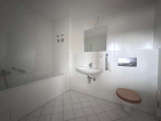 Badezimmer - Sonnige Zweizimmerwohnung mit zwei Terrassen direkt am Schlosspark