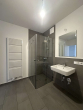 Badezimmer mit Dusche - Helle 3-Zimmerwohnung* Dachgeschoss mit Südterrasse * Einbauküche * Ruhige&zentrale Lage in Moabit