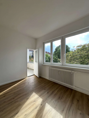 Frisch sanierte 3-Zimmerwohnung mit Balkon zum Innenhof * Zentrale Lage in Moabit, 10555 Berlin, Etagenwohnung