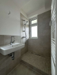 Badezimmer mit Dusche - Frisch sanierte 3-Zimmerwohnung mit Balkon zum Innenhof * Zentrale Lage in Moabit