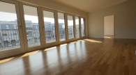Wohnzimmer - Moderne 3-Zimmerwohnung mit zwei Balkonen und Einbauküche