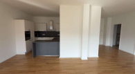 Wohnzimmer mit EBK - Moderne 3-Zimmerwohnung mit zwei Balkonen und Einbauküche