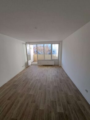* GROSSARTIGE * 2-Zimmer-Wohnung mit Balkon *, 14974 Ludwigsfelde, Etagenwohnung
