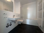 Badezimmer - Willkommen in der EUROPACITY! Sonnige 3-Zimmerwohnung mit Loggia und EBK