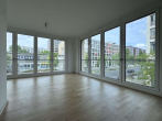 Wohnzimmer - Willkommen in der EUROPACITY! Sonnige 3-Zimmerwohnung mit Loggia und EBK