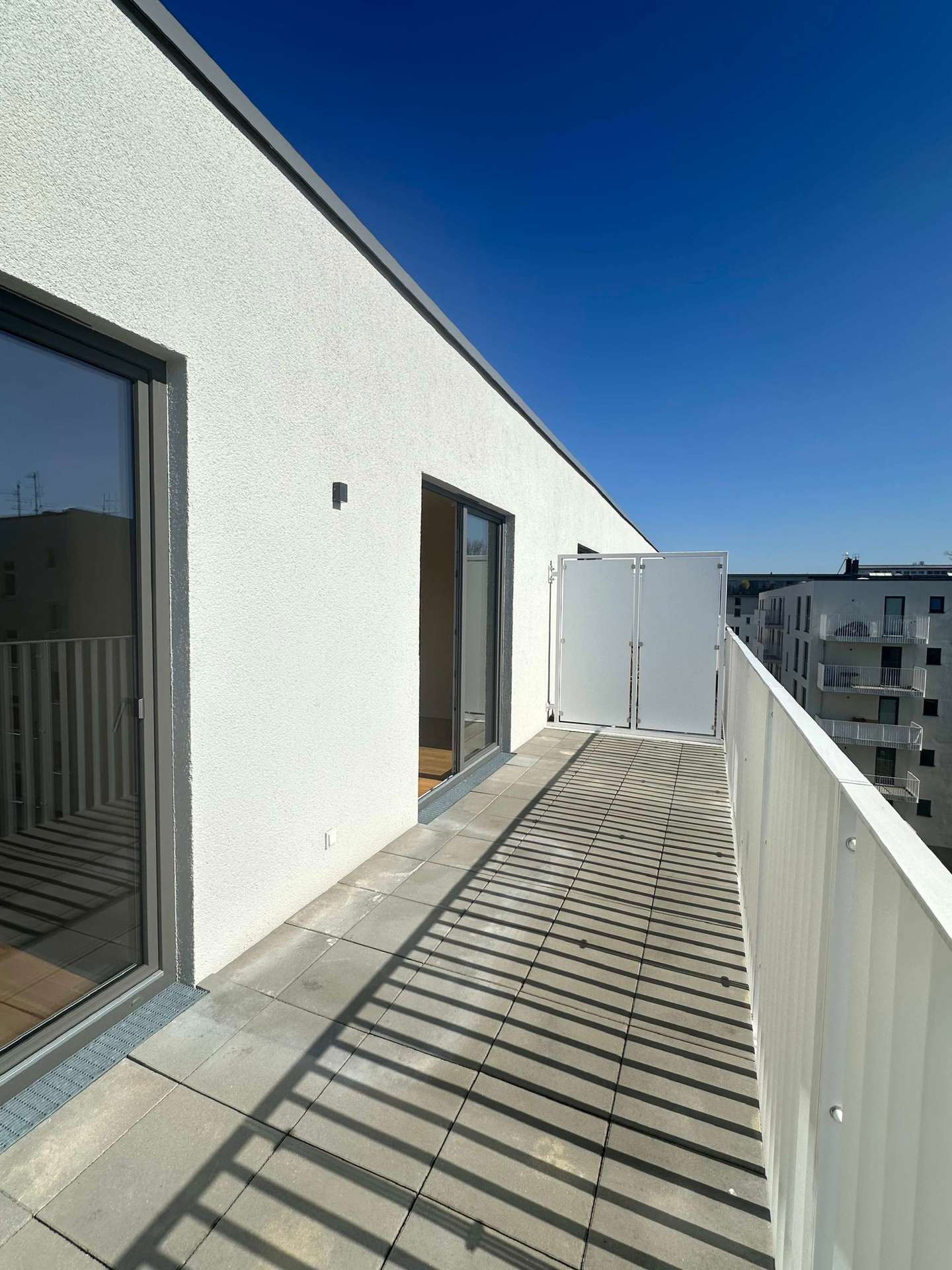 Helle Dachgeschosswohnung * 2 Zimmer * Süd-Terrasse *Einbauküche* Ruhige Lage im Innenhof in Moabit