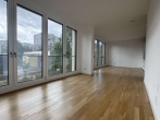 Wohnzimmer - Willkommen in der EUROPACITY! Sonnige 3-Zimmerwohnung mit Balkon und EBK