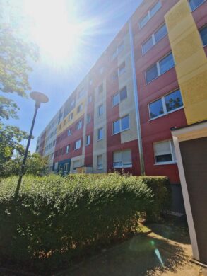 *HERRLICHE * 3-Zi.-Wohnug mit EBK & Balkon * Kautionsfrei! *, 06132 Halle, Wohnung
