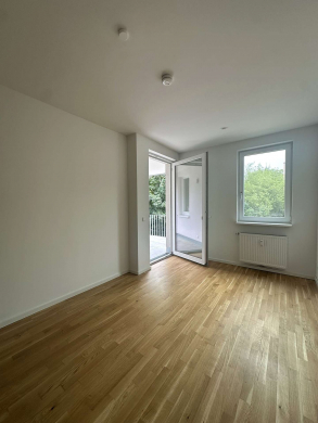 Kleine 2,5 Zimmerwohnung * Balkon * Einbauküche * Zweitbezug * im grünen Spandau, 13585 Berlin, Erdgeschosswohnung