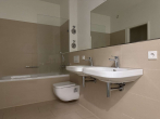 Badezimmer - Helle 3-Zimmerwohnung mit Einbauküche und Wasserblick