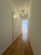 Flur - Helle und freundliche 3-Zimmerwohnung mit Balkon, Loggia und Einbauküche