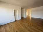 Wohnzimmer - 3-Zimmerwohnung mit Einbauküche und Balkon direkt am Spreekanal
