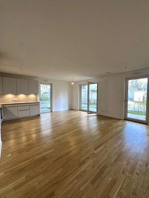 Erdgeschoss * 4-Zimmerwohnung mit Terrasse * Einbauküche * im Innenhof * Ruhige Lage in Moabit, 10553 Berlin, Erdgeschosswohnung