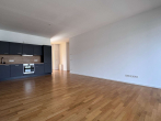 Wohnzimmer - 2-Zimmerwohnung mit Einbauküche und Loggia direkt am Spreekanal